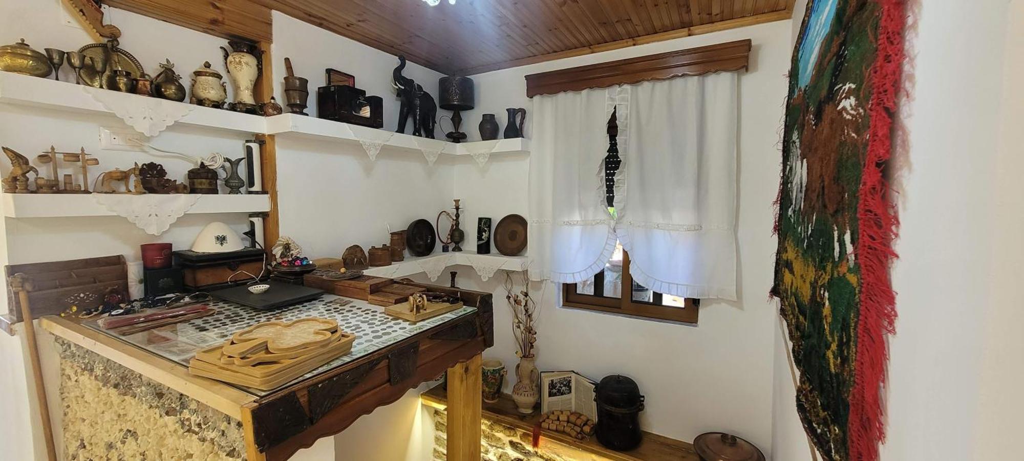 Guest House Emily Gjirokaster Bagian luar foto
