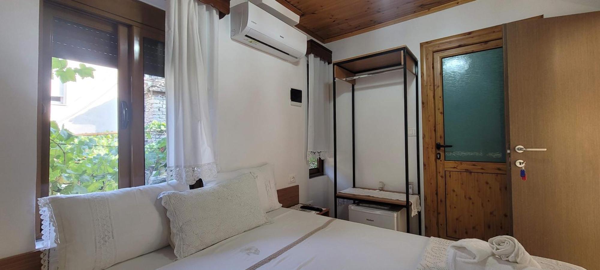 Guest House Emily Gjirokaster Bagian luar foto