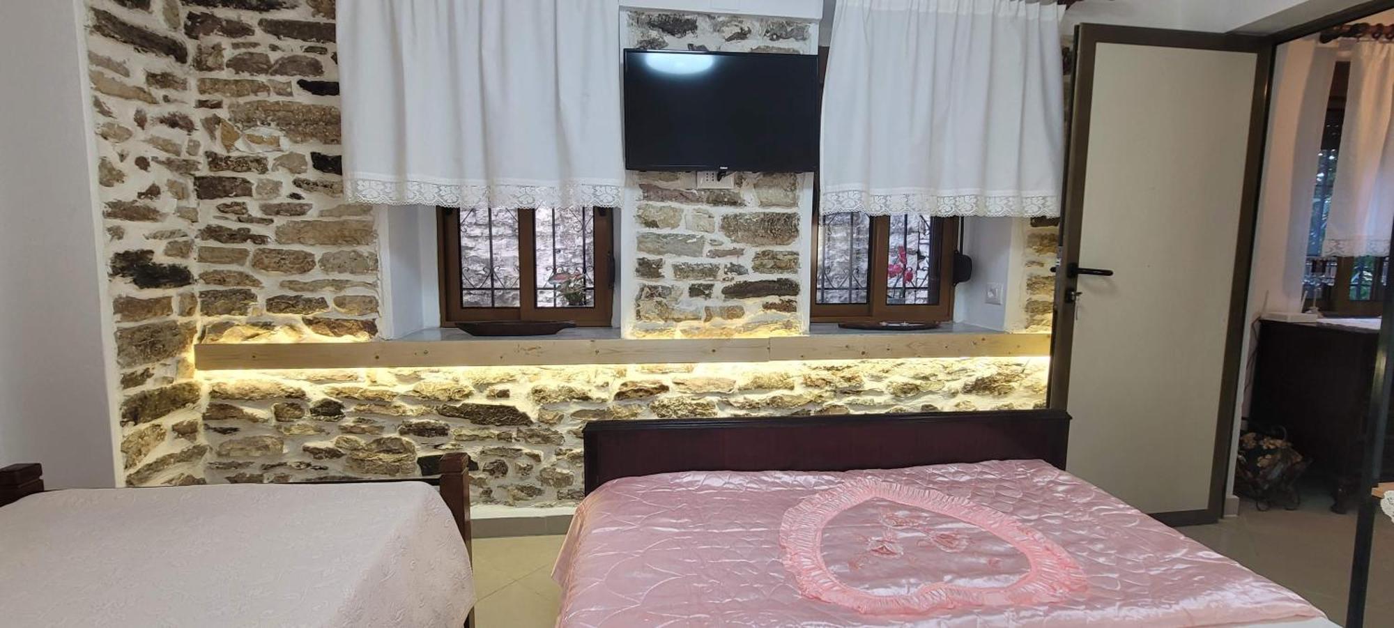 Guest House Emily Gjirokaster Bagian luar foto