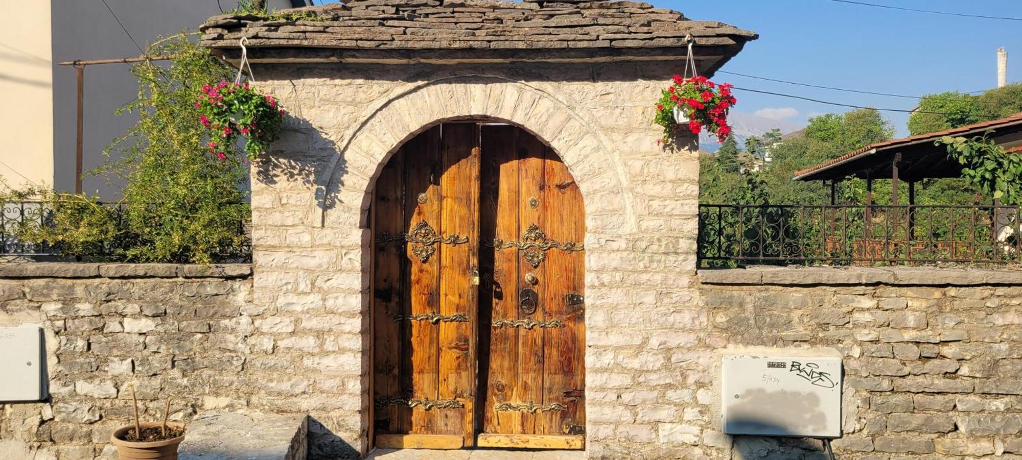 Guest House Emily Gjirokaster Bagian luar foto