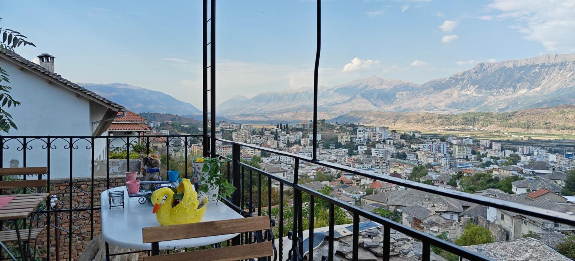 Guest House Emily Gjirokaster Bagian luar foto